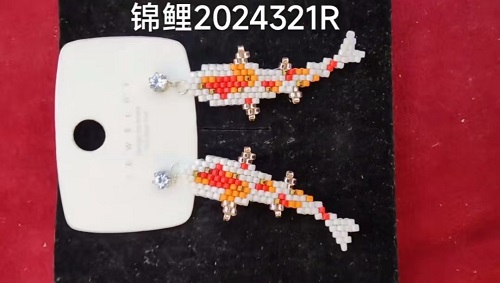 4月15日，家里干的手工活兼職，純手工加工項(xiàng)目，開飾品加工廠，在手工之家，做兩種業(yè)務(wù)收入更好，圖為飾品類串珠純手工產(chǎn)品剪影