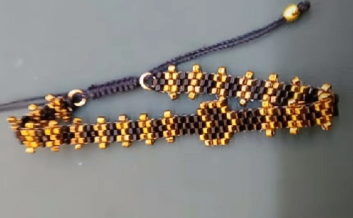 4月16日，外發(fā)手工領(lǐng)回家做，靈活就業(yè)手工項(xiàng)目，在家做手工掙錢，開(kāi)飾品加工廠，與手工之家合作，產(chǎn)品讓大家的收入有保障，圖為飾品類串珠純手工產(chǎn)品剪影