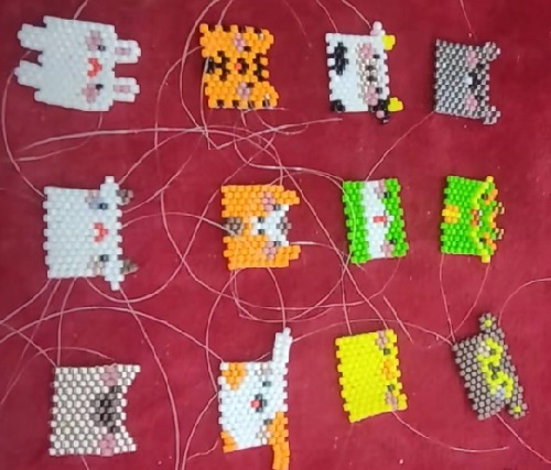 4月19日，在家做的手工活正規(guī)平臺，拿回家做的手工項目，開飾品加工廠，在手工之家，有大家都能做的純手工，圖為飾品類串珠純手工產(chǎn)品剪影