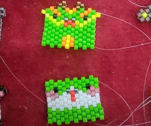 4月19日，在家做的手工活正規(guī)平臺，拿回家做的手工項目，開飾品加工廠，在手工之家，有大家都能做的純手工，圖為飾品類串珠純手工產(chǎn)品剪影