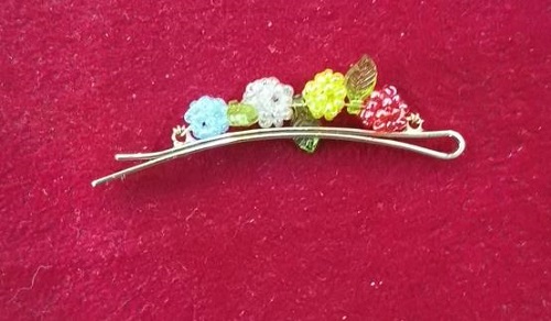 4月20日，手工活外發(fā)加工可靠嗎？靈活就業(yè)好手工，開飾品加工廠，手工之家的綜合發(fā)展離不開每一個合作人員，圖為飾品類串珠純手工產(chǎn)品剪影