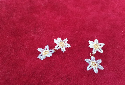 4月23日，手工活外發(fā)加工網(wǎng)，靈活就業(yè)好項(xiàng)目，開(kāi)飾品加工廠，在手工之家，付出多收入好，圖為飾品類串珠純手工產(chǎn)品剪影