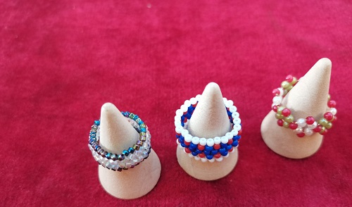 4月30日，手工活從哪里找廠家，可靠的串珠手工項(xiàng)目，靈活就業(yè)好手工，在手工之家，產(chǎn)品始終是發(fā)展的重點(diǎn)之一，圖為飾品類串珠純手工產(chǎn)品剪影