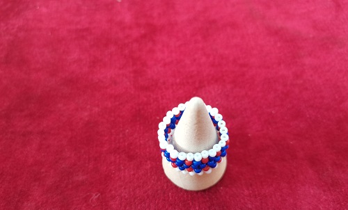 4月30日，手工活從哪里找廠家，可靠的串珠手工項(xiàng)目，靈活就業(yè)好手工，在手工之家，產(chǎn)品始終是發(fā)展的重點(diǎn)之一，圖為飾品類串珠純手工產(chǎn)品剪影