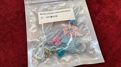 5月2日，在家能掙錢的正規(guī)手工，靈活就業(yè)串珠手工項目，開飾品加工廠，在手工之家，合作要先看自己的實際情況，圖為飾品類串珠純手工產(chǎn)品剪影