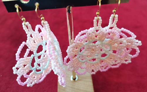5月26日，手工活外發(fā)加工正規(guī)的廠家，開(kāi)手工加工廠，靈活就業(yè)創(chuàng)業(yè)，與手工之家合作，自由靈活把錢掙，圖為串珠米珠繡純手工產(chǎn)品剪影