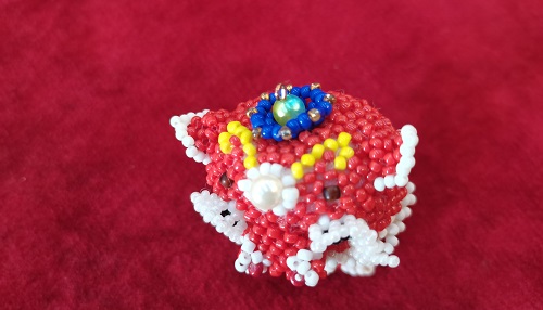 5月28日，手工活外發(fā)一手貨源，開飾品手工加工廠，在家兼職手工活掙錢，與手工之家合作，可信可靠，圖為串珠米珠繡純手工產(chǎn)品剪影