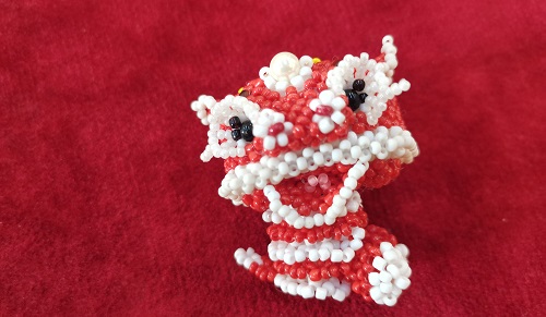 5月28日，手工活外發(fā)一手貨源，開飾品手工加工廠，在家兼職手工活掙錢，與手工之家合作，可信可靠，圖為串珠米珠繡純手工產(chǎn)品剪影