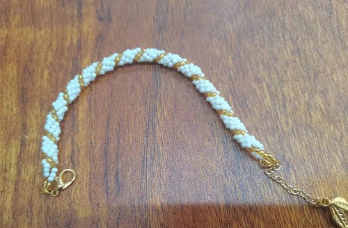 6月12日，手工活兼職可帶回家，開飾品加工廠，居家靈活就業(yè)創(chuàng)業(yè)好選擇，在手工之家，純手工有特點(diǎn)、能掙錢，圖為串珠米珠繡手工產(chǎn)品剪影