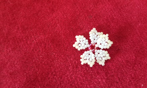 7月4日，在家里就能賺錢的工作，開手工加工廠，居家手工靈活就業(yè)創(chuàng)業(yè)，手工之家的創(chuàng)新讓產(chǎn)品更有市場，圖為串珠米珠繡純手工產(chǎn)品剪影