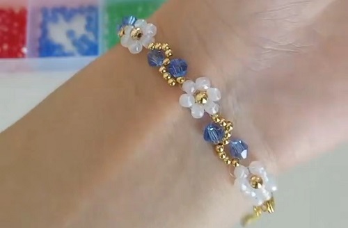 7月7日，手工活外發(fā)加工正規(guī)廠家直接發(fā)貨，手工靈活就業(yè)好選擇，開(kāi)手工加工廠，手工之家始終重視外發(fā)加工，圖為飾品類(lèi)串珠手工產(chǎn)品剪影