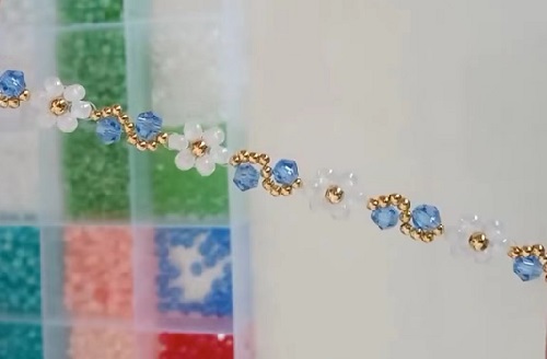 7月7日，手工活外發(fā)加工正規(guī)廠家直接發(fā)貨，手工靈活就業(yè)好選擇，開(kāi)手工加工廠，手工之家始終重視外發(fā)加工，圖為飾品類(lèi)串珠手工產(chǎn)品剪影