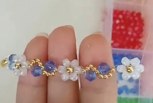 7月7日，手工活外發(fā)加工正規(guī)廠家直接發(fā)貨，手工靈活就業(yè)好選擇，開(kāi)手工加工廠，手工之家始終重視外發(fā)加工，圖為飾品類(lèi)串珠手工產(chǎn)品剪影