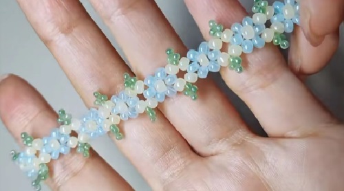 7月12日，在家做的手工活正規(guī)平臺，在家可以做的兼職工作，居家靈活就業(yè)好副業(yè)，開手工加工廠，手工之家純手工加工銷售讓合作人員收入很好，圖為串珠米珠繡手工產(chǎn)品剪影