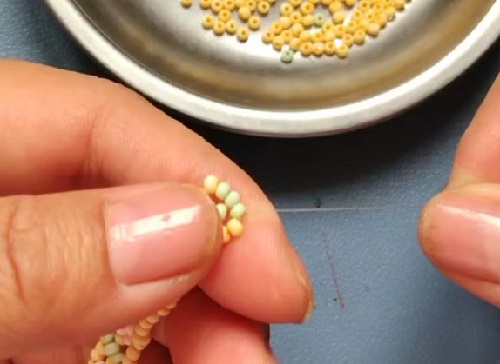 7月18日，在家兼職手工活，靈活就業(yè)創(chuàng)業(yè)手工副業(yè)，開手工加工廠，手工之家與合作人員一起成長收獲，圖為串珠米珠繡純手工產(chǎn)品剪影