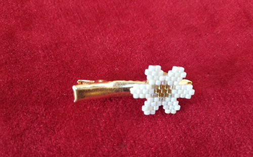 7月23日，在家兼職手工活，帶回家做的手工項目，做手工傳承官，合作長期穩(wěn)定，因為手工之家和手工事業(yè)一直在創(chuàng)新發(fā)展，圖為串珠米珠繡純手工產(chǎn)品剪影