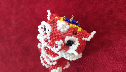 7月25日，在家可以做的工作，拿回家做的手工項目，做手工傳承官，與手工之家合作，因為看好這里、相信這里，圖為串珠米珠繡純手工產(chǎn)品剪影