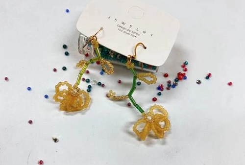 8月29日，手工活兼職招聘信息，在家做串珠手工項目掙錢，做手工傳承官，在手工之家，要多掙錢，每一種合作都需要認真對待，圖為串珠米珠繡純手工產(chǎn)品剪影
