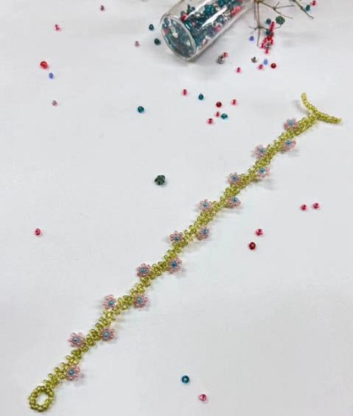 9月9日，手工活接單平臺(tái)，想接正規(guī)廠家的手工，做手工傳承官，與手工之家合作，合作內(nèi)容多，收入也多，圖為串珠米珠繡純手工產(chǎn)品剪影
