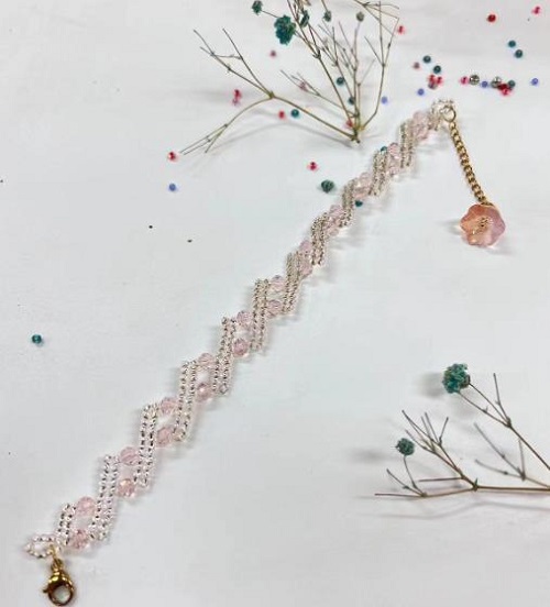 9月11日，在家里就能賺錢的工作，靈活就業(yè)好副業(yè)，手工活加工外發(fā)回收，做手工傳承官，與手工之家合作，穩(wěn)定可靠，心里踏實，圖為串珠米珠繡純手工產(chǎn)品剪影