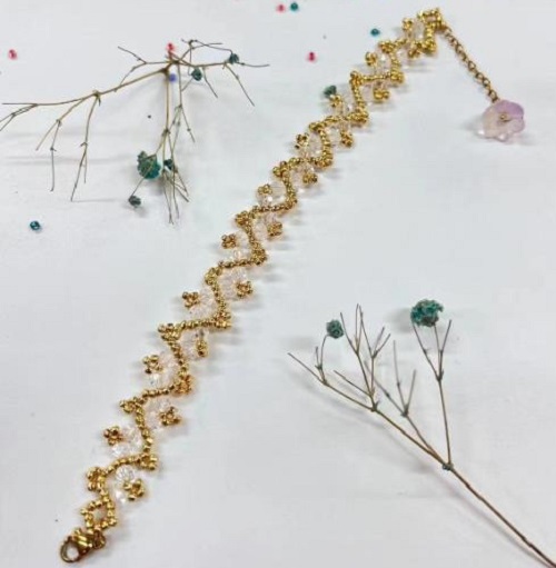 9月11日，在家里就能賺錢的工作，靈活就業(yè)好副業(yè)，手工活加工外發(fā)回收，做手工傳承官，與手工之家合作，穩(wěn)定可靠，心里踏實，圖為串珠米珠繡純手工產(chǎn)品剪影