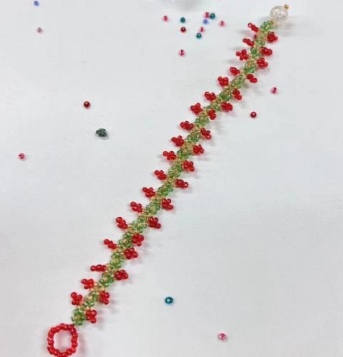 9月14日，兼職手工活可以帶回家做的，做手工傳承官，居家手工項(xiàng)目，在手工之家，純手工適合大家靈活就業(yè)創(chuàng)業(yè)，圖為串珠米珠繡純手工產(chǎn)品剪影