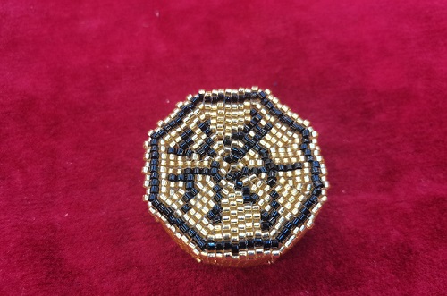 9月19日，能在家做的手工項目，做手工傳承官，輕創(chuàng)業(yè)做手工掙錢，在手工之家，找到適合自己的合作，收入更好，圖為串珠米珠繡純手工產(chǎn)品剪影