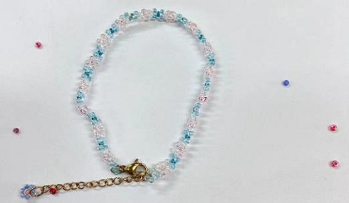 9月21日，手工活從哪里找廠家，想接正規(guī)廠家的手工輕資產(chǎn)創(chuàng)業(yè)，做手工傳承官，與手工之家合作，看自己的情況選擇收入更好，圖為串珠米珠繡純手工產(chǎn)品剪影
