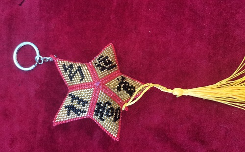 10月11日，手工活兼職可帶回家，拿回家的手工創(chuàng)業(yè)項(xiàng)目，做手工傳承官，在家做手工掙錢，在手工之家，多種手工業(yè)務(wù)可以一起做，圖為串珠米珠繡純手工產(chǎn)品剪影