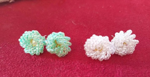 10月16日，手工活兼職可帶回家，手工靈活的副業(yè)創(chuàng)業(yè)項(xiàng)目，做手工傳承官微創(chuàng)業(yè)，因?yàn)榱私?，手工之家深受大家信任和支持，圖為串珠米珠繡純手工產(chǎn)品剪影