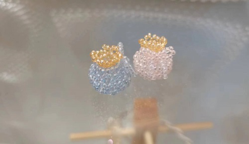 10月22日，手工活外發(fā)加工正規(guī)的廠家，微創(chuàng)業(yè)做手工傳承官，開手工加工廠，大家與手工之家始終是平等、共贏的關(guān)系，圖為串珠米珠繡純手工產(chǎn)品剪影