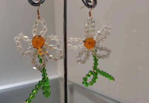 10月23日，在家做的手工小成本創(chuàng)業(yè)項目，手工兼職創(chuàng)業(yè)的正規(guī)網(wǎng)站，開飾品加工廠，做手工傳承官，在手工之家，重視與每一位人員的合作，圖為串珠米珠繡純手工產(chǎn)品剪影