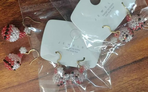 11月14日，外發(fā)手工領(lǐng)回家做，靈活副業(yè)創(chuàng)業(yè)，低成本做手工傳承官，在手工之家，選擇怎樣的合作，大家說(shuō)了算，圖為串珠純米珠繡純手工產(chǎn)品剪影