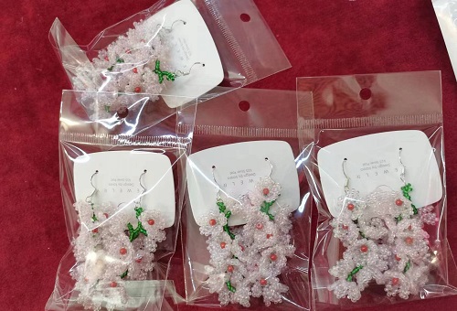 11月15日，手工活拿回家做在哪里找，居家副業(yè)創(chuàng)業(yè)，微創(chuàng)業(yè)做手工傳承官，在手工之家，純手工讓大家一年四季有錢掙，圖為串珠米珠繡手工產(chǎn)品材料剪影