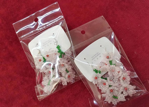 11月29日，在家能做的手工活兼職，帶回家做的手工創(chuàng)業(yè)項目，微創(chuàng)業(yè)做手工傳承官，手工之家服務好，圖為串珠米珠繡純手工產(chǎn)品剪影