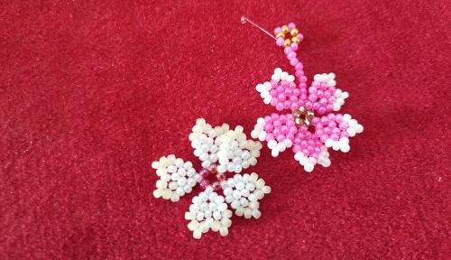 12月5日，手工活接單正規(guī)平臺(tái)，拿回家做的手工創(chuàng)業(yè)項(xiàng)目，小成本創(chuàng)業(yè)做手工傳承官，在手工之家，產(chǎn)品、市場，合作、服務(wù)都有實(shí)實(shí)在在的行動(dòng)，圖為串珠米珠繡純手工產(chǎn)品剪影