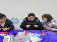 跟家人一起做手工活，閑暇之余在家掙個零花錢