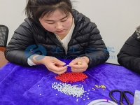 這份手工活串珠加工不受季節(jié)影響，常年有活干有錢賺
