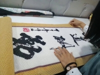 9月25日，可以帶回家做的手工活，在家做手工活掙錢(qián)，手工之家是大家居家就業(yè)創(chuàng)業(yè)的好選擇，圖為勵(lì)志珠珠繡串珠手工成品倉(cāng)庫(kù)驗(yàn)收剪影