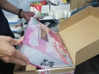 9月26日，寄到家做的手工活，代加工手工活，手工之家的合作方式滿足加工人員的需要，圖為勵(lì)志珠珠繡手工材料倉(cāng)庫(kù)工作人員剪影
