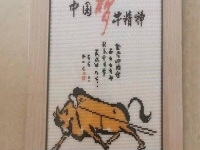 8月27日，寄到家做的手工活，在家做手工活掙錢，傳承傳統(tǒng)手工珠繡，手工之家與加工人員用手工詮釋擔(dān)當(dāng)和責(zé)任，圖為勵(lì)志珠珠繡串珠手工產(chǎn)品剪影
