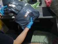 10月12日，想接正規(guī)廠家的手工活，在家做手工活，很受歡迎的手工之家敬業(yè)、重視服務(wù)，圖為勵(lì)志珠珠繡串珠手工材料倉(cāng)庫(kù)發(fā)貨剪影
