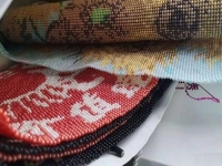 10月13日，純手工活代加工，手工外包發(fā)布平臺(tái)，手工之家負(fù)責(zé)提供的加工材料，齊全完備，圖為勵(lì)志珠珠繡串珠手工產(chǎn)品剪影