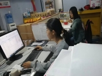 10月17日，代加工手工活，在家兼職手工活，越來越多人在手工之家做珠繡串珠手工掙錢，圖為勵(lì)志珠珠繡串珠成品倉庫剪影