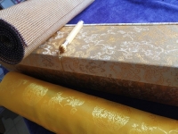 10月20日，拿回家做的手工活，長期穩(wěn)定的手工活，手工之家的個(gè)性化定制服務(wù)讓人滿意，圖為勵(lì)志珠珠繡串珠手工產(chǎn)品及外包裝剪影
