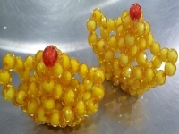 12月1日，新的一月，把純手工拿回家做，靈活就業(yè)創(chuàng)業(yè)，手工之家以誠待人、以真為本，圖為勵志珠珠繡串珠手工產品剪影