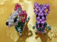 2月21日，純手工項(xiàng)目在家專兼職都能干，可以寄到家做的手工項(xiàng)目，手工之家的良好合作讓大家收入更好，圖為勵志珠珠繡串珠手工產(chǎn)品剪影