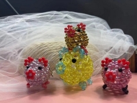 2月25日，手工項(xiàng)目拿回家做，正規(guī)廠家的手工，在手工之家對合作者平等公開不設(shè)限，銷售加工都是如此，圖為勵志珠珠繡串珠手工產(chǎn)品剪影