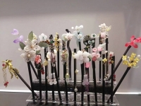 6月21日，手工活拿回家做在哪里找，靈活就業(yè)創(chuàng)業(yè)，開飾品加工廠，選擇手工之家，這個手工項目自由靈活，圖為勵志珠珠繡串珠手工產(chǎn)品剪影