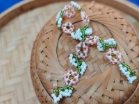 9月11日，手工活外發(fā)加工可靠嗎？靈活就業(yè)好手工，開飾品加工廠，手工之家的產品優(yōu)勢，圖為飾品類串珠純手工產品剪影